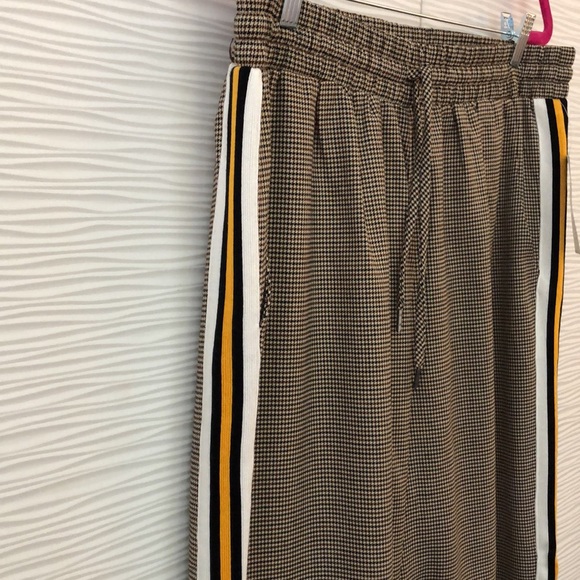 NWT Wild Fable brown/black houndstooth joggers with racing stripes on each leg. - Picture 2 of 9